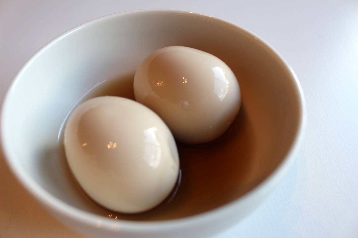 zwei marinierte Eier in einer Schale