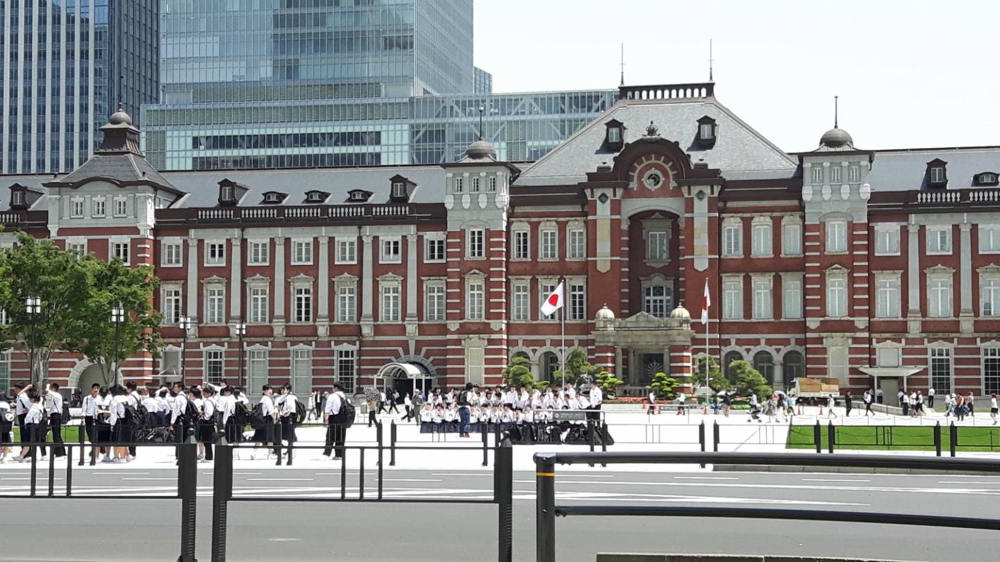 Schulfotos vor Hauptbahnhof tokyo