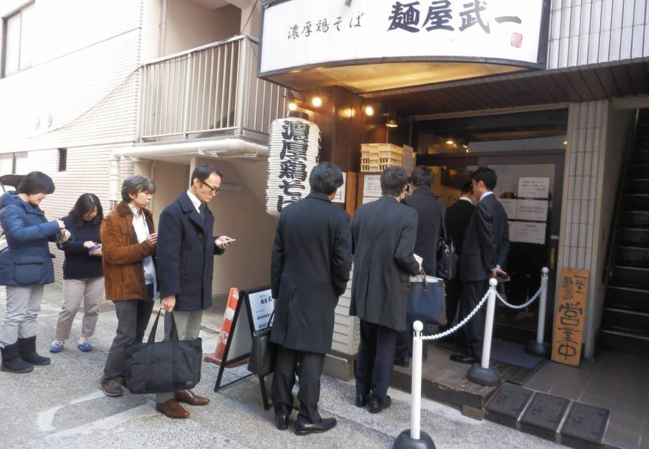 menschenschlange vor ramen restaurant