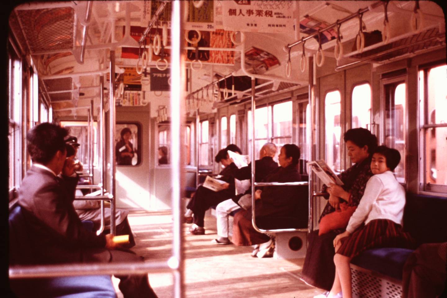 Innenaufnahme einer Bahn inTokyo