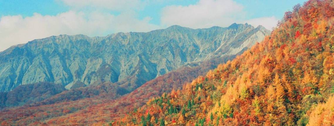 herbstliche Berglandschaft in Japan