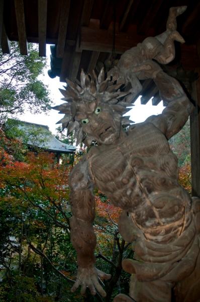 mitaki holzstatue