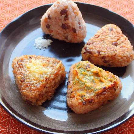 Gebraten Onigiri aus bunt gemischtem Reis