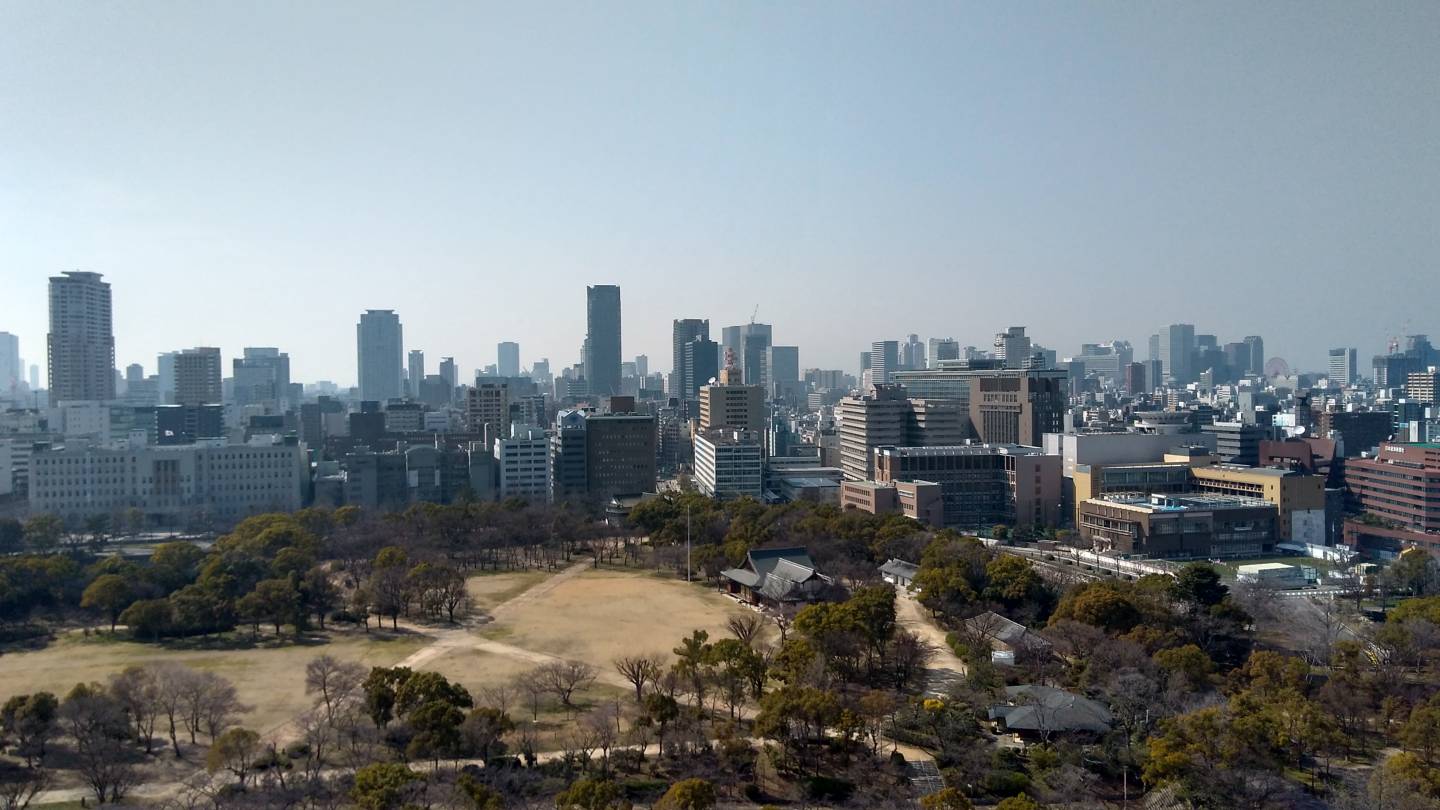 Blick auf den Burgpark der Burg Ōsaka