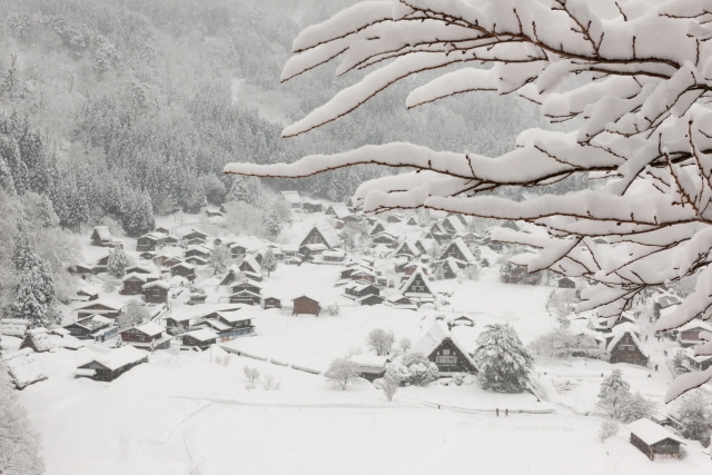 Das verschneite Dorf Shirakawa-gō