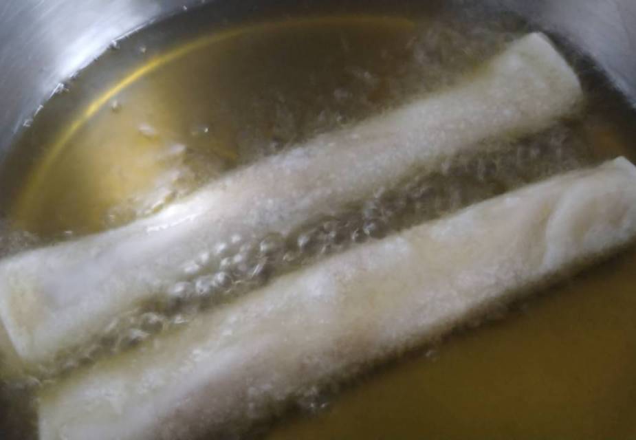 Miso-Sticks in heißem Öl frittieren
