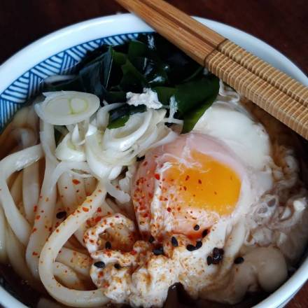 Tsukimi Udon mit Wakame