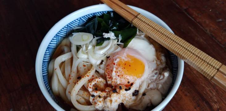 Tsukimi Udon mit Wakame