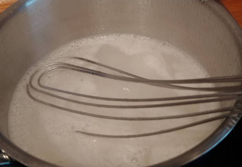 Wasser und Agar-Agar im Topf aufkochen