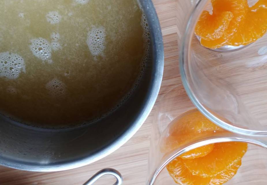 Zucker, Orangensaft und Sirup dazugeben