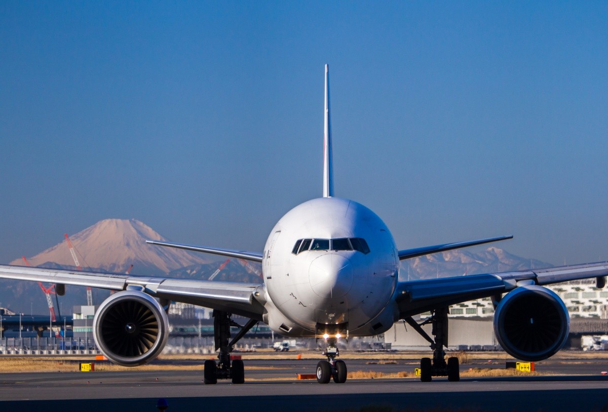 Frontalansicht eines Flugzeugs auf der Lande- / Startbahn