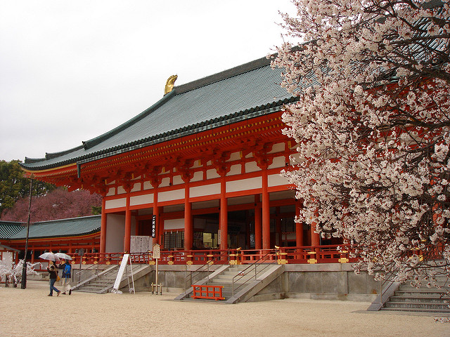 Der Schrein Heian-jingū mit Kirschblüten