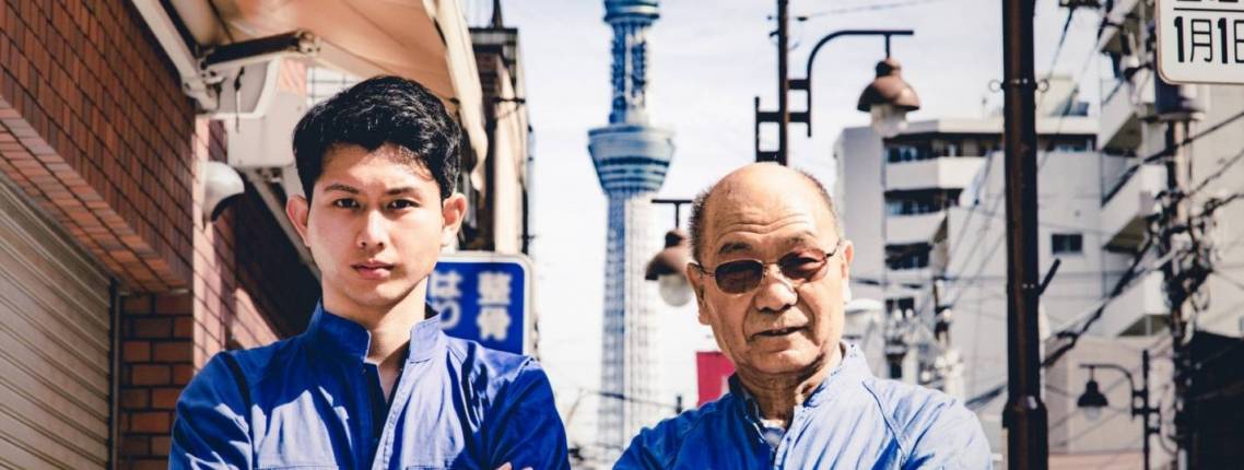 Zwei japanische Arbeiter im Blaumann mit verschränkten Armen