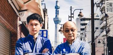 Zwei japanische Arbeiter im Blaumann mit verschränkten Armen