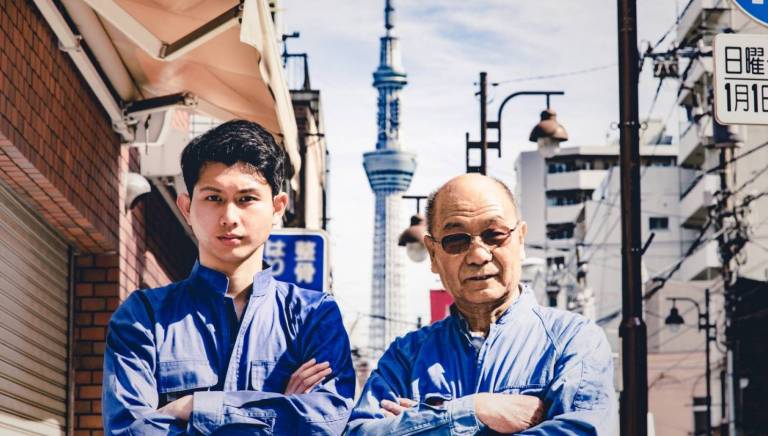 Zwei japanische Arbeiter im Blaumann mit verschränkten Armen