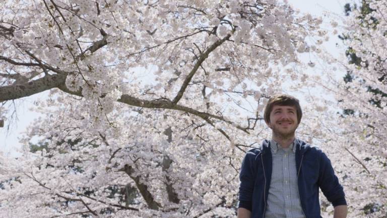 Der Autor dieses Textes mit Kirschblüten im Hintergrund.