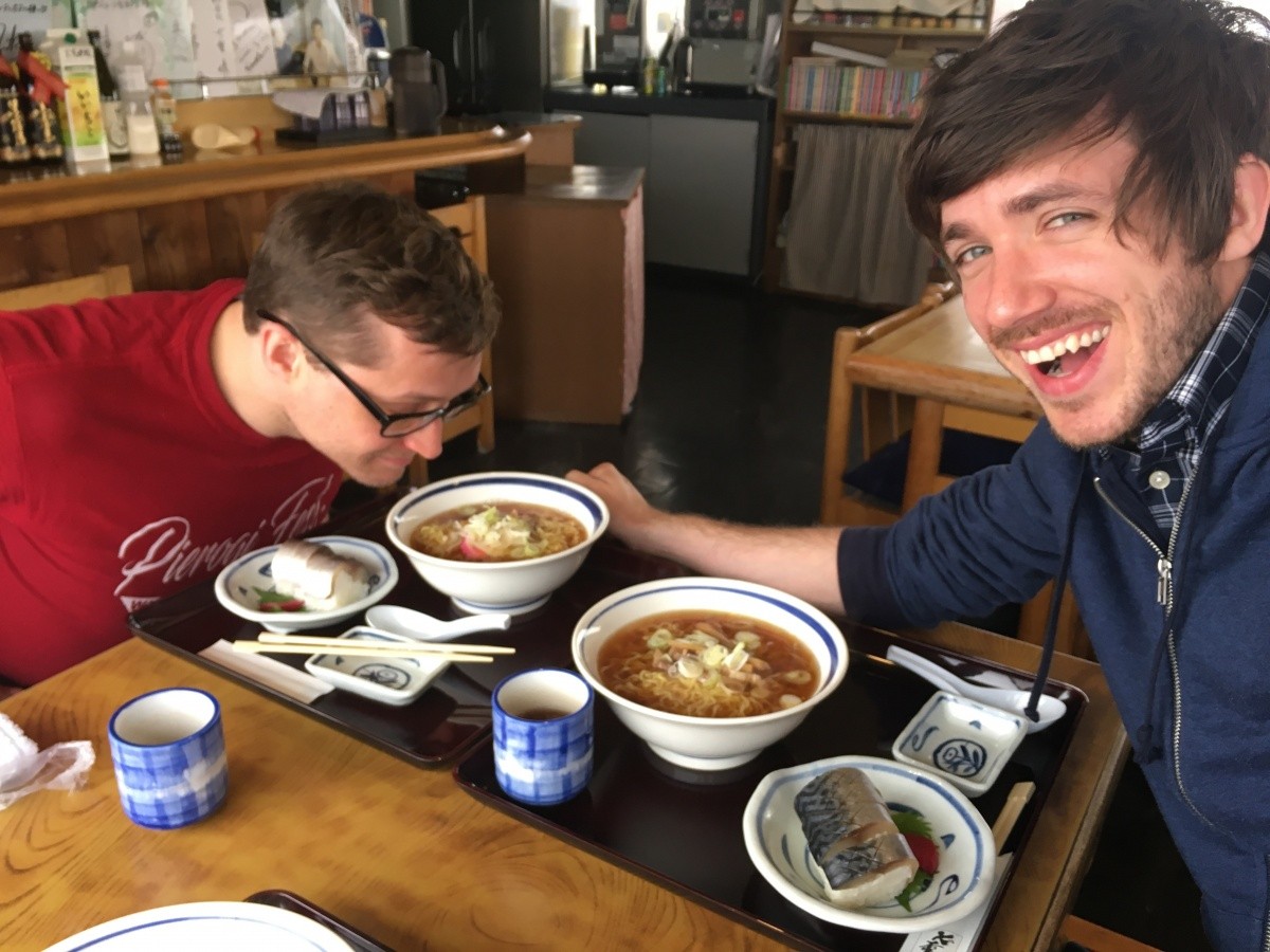 Der Autor dieses Textes beim Ramen essen in Tohoku