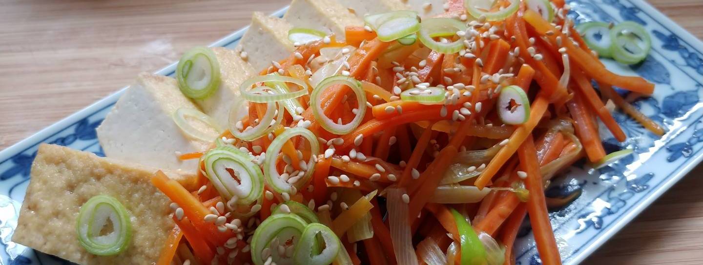 Gebratenes Gemüse mit Tofu