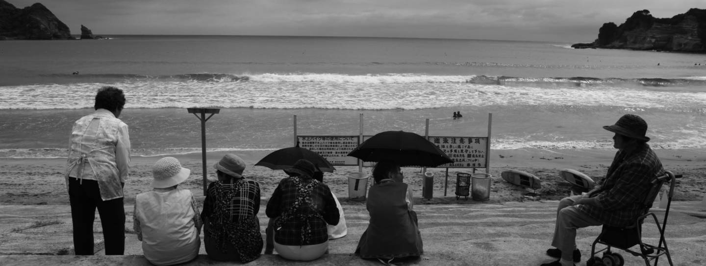 Schwarz Weiß Foto Japaner am Strand