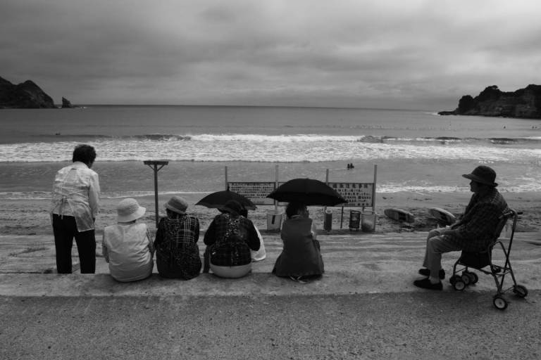 Schwarz Weiß Foto Japaner am Strand