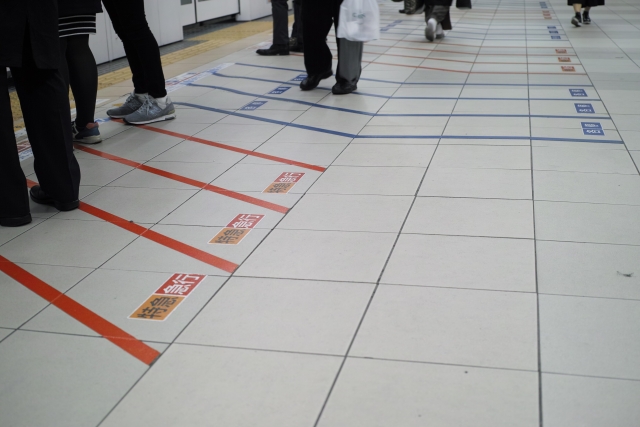 Schlangestehen im öffentlichen Nahverkehr Japans.