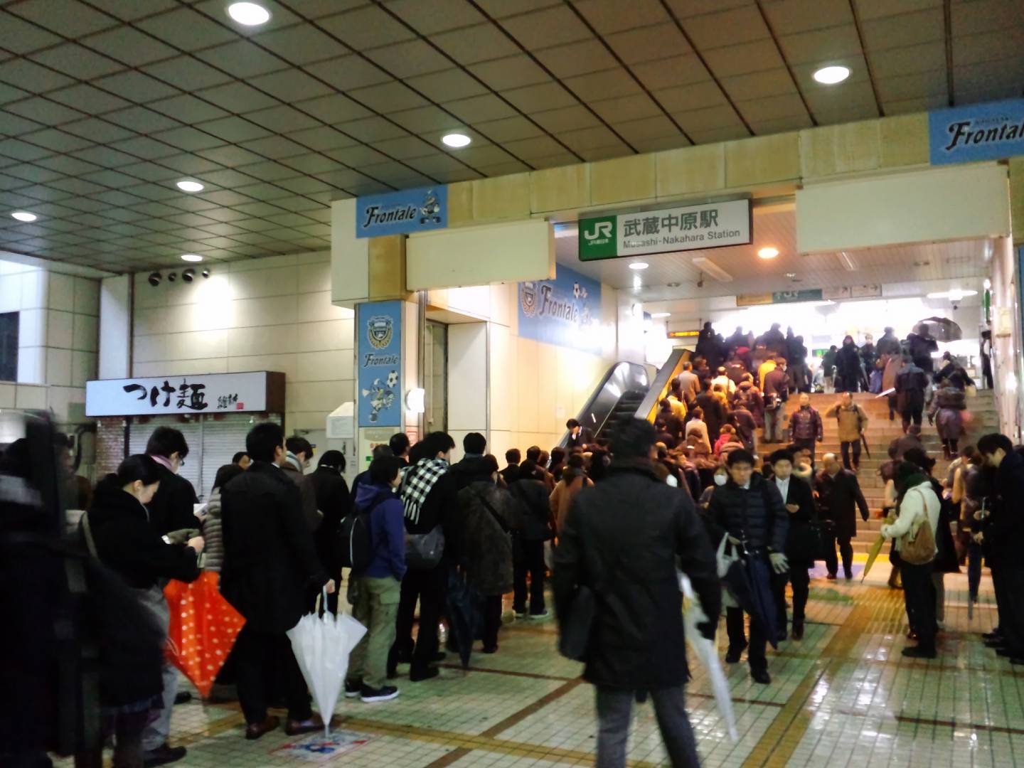 Schlangestehen in japanischem Bahnhof.