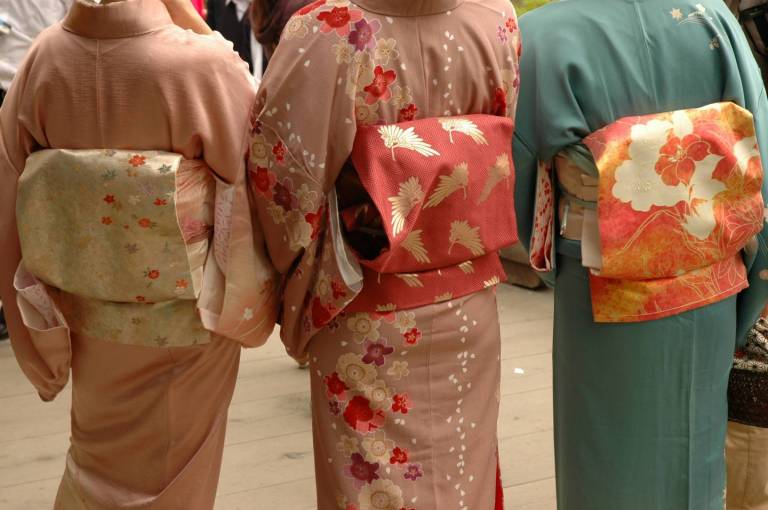 Nahaufnahme von drei Obi an Frauen im Kimono.