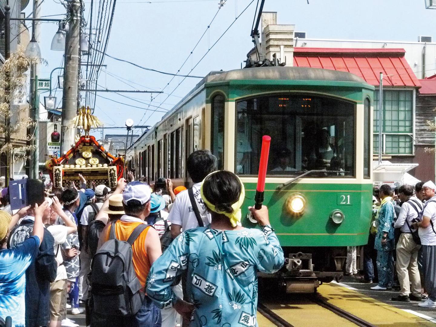 Zug der Enoden Linie bei einem japanischen Volksfest