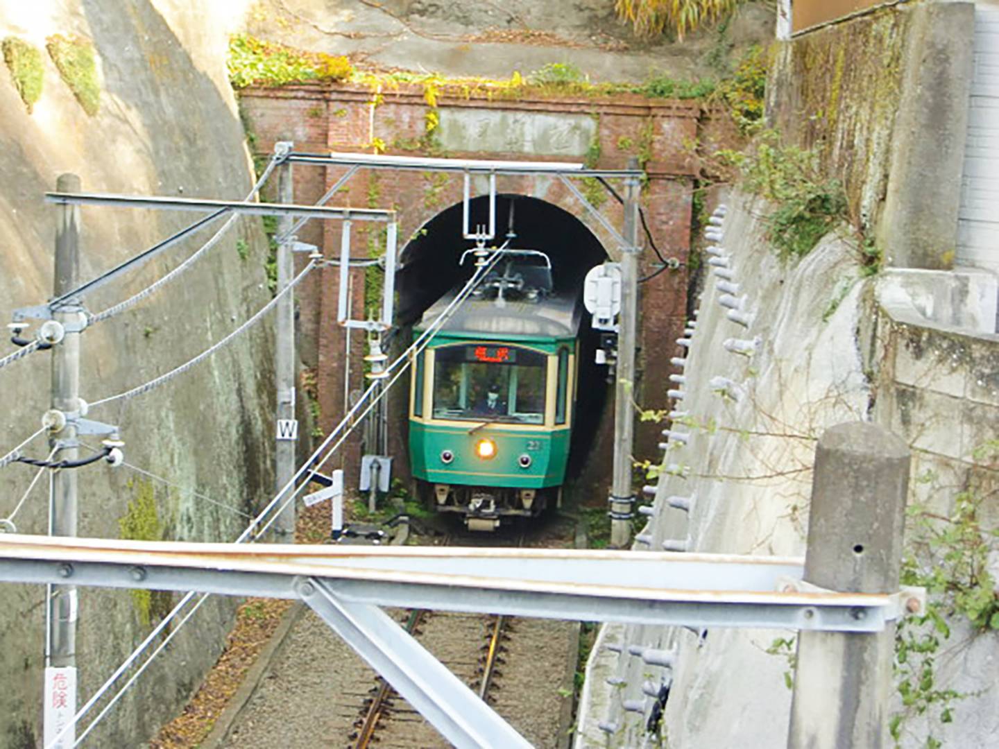 zug fährt aus tunnel