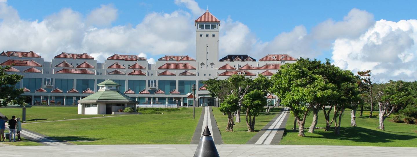 Die „Flamme des Friedens“ im Okinawaer Friedenspark gedenkt der Schlacht von Okinawa und den Atombombenabwürfen über Hiroshima und Nagasaki. Der Brunnen symbolisiert den Pazifik.