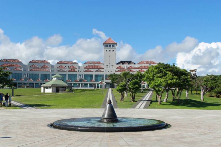 Die „Flamme des Friedens“ im Okinawaer Friedenspark gedenkt der Schlacht von Okinawa und den Atombombenabwürfen über Hiroshima und Nagasaki. Der Brunnen symbolisiert den Pazifik.