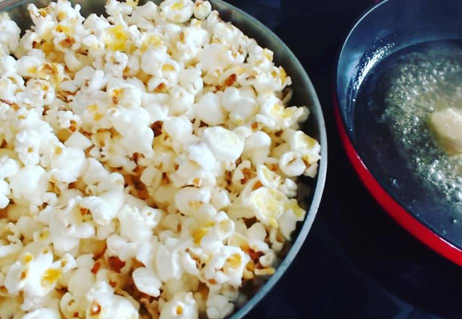 Popcorn und Karamell zubereiten.