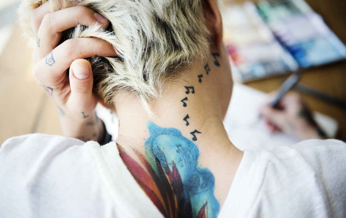 Frau mit Tattoo im nacken