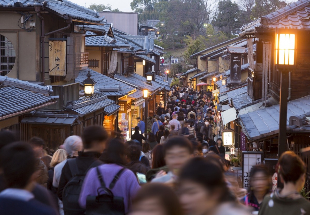 dicht gedrängte japanische straße