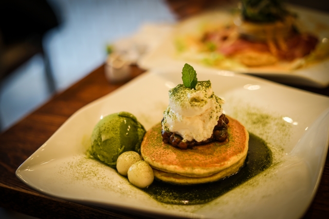 Hotto kēki mit Matcha-Eis und Sahne.