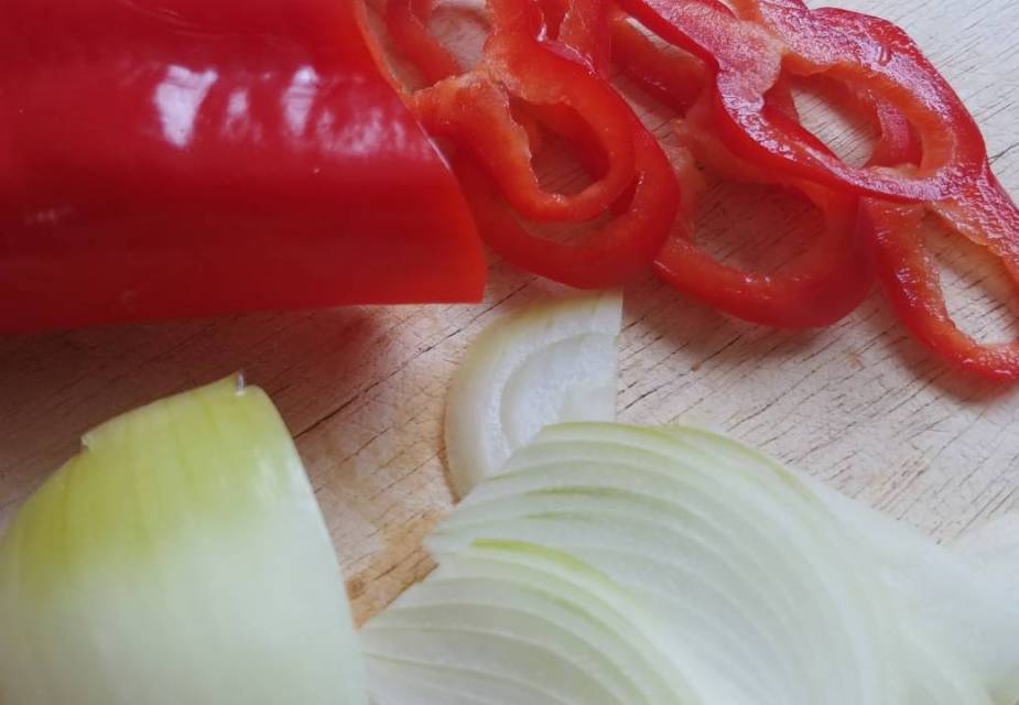 In Streifen geschnittene Paprika und Zwiebel.