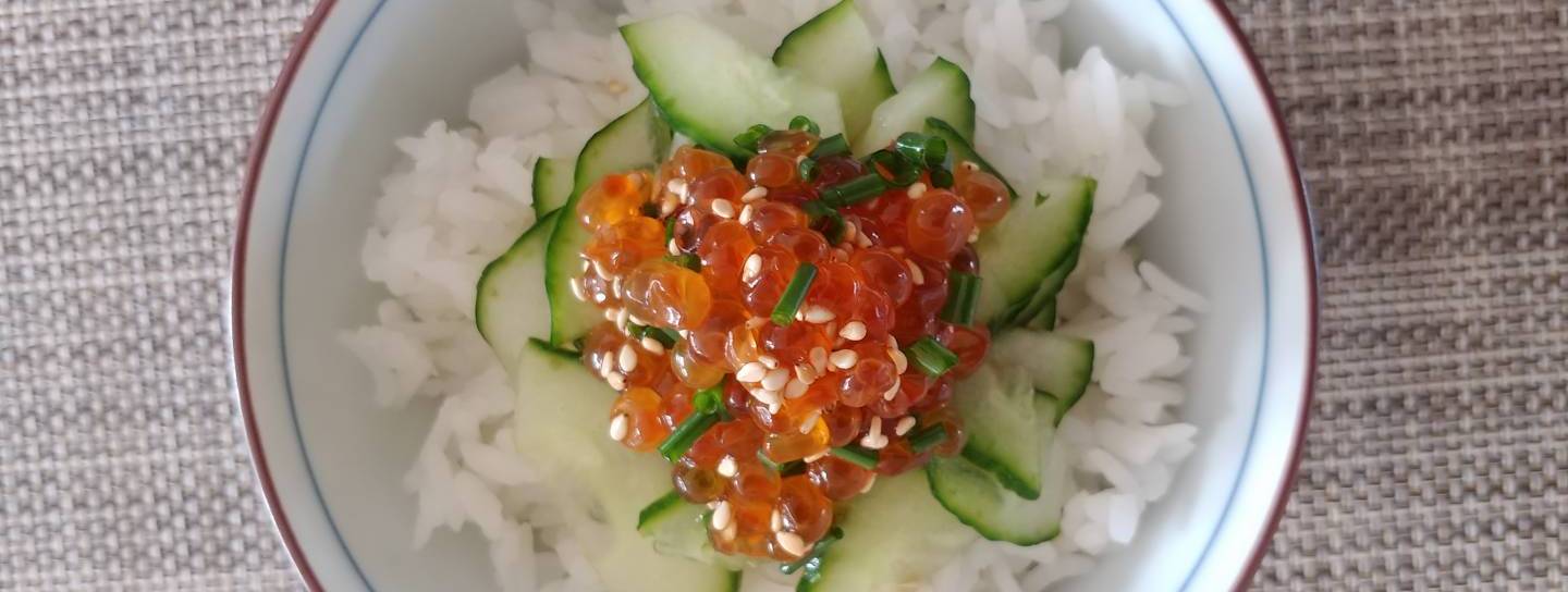 Lachskaviar-Gurke auf Reis
