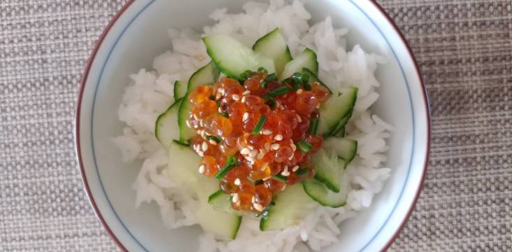 Lachskaviar-Gurke auf Reis
