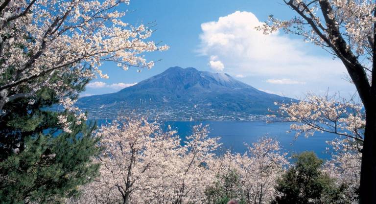 Der Vulkan Sakurajima in der Bucht vor Kagoshima.