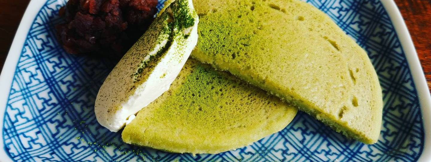 Matcha Pfannkuchen mit Azukibohnen und Vanilleeis