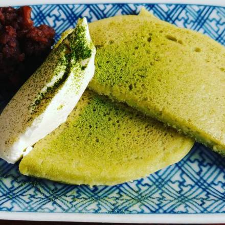Matcha Pfannkuchen mit Azukibohnen und Vanilleeis