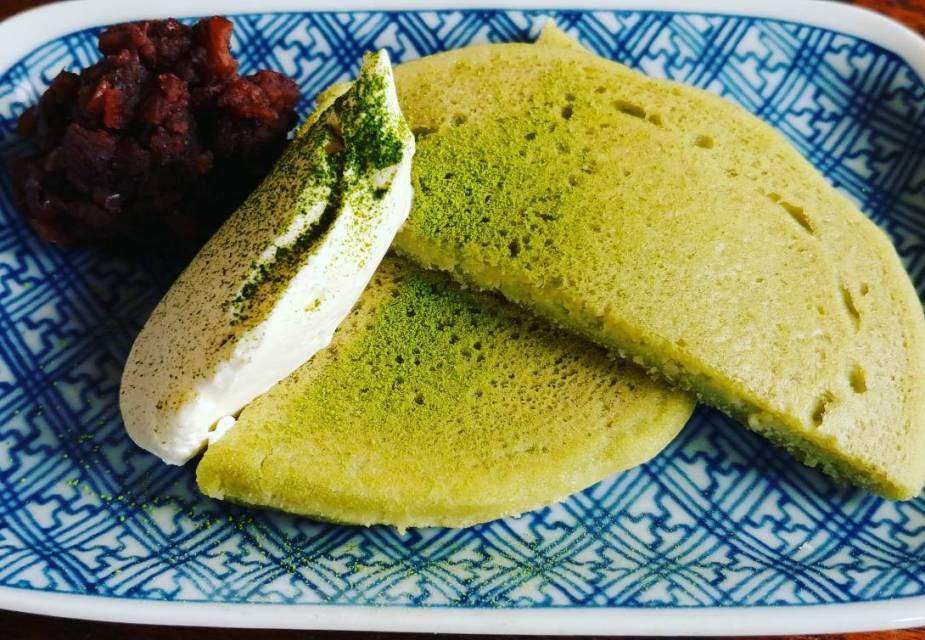 Matcha Pfannkuchen mit Azukibohnen und Vanilleeis