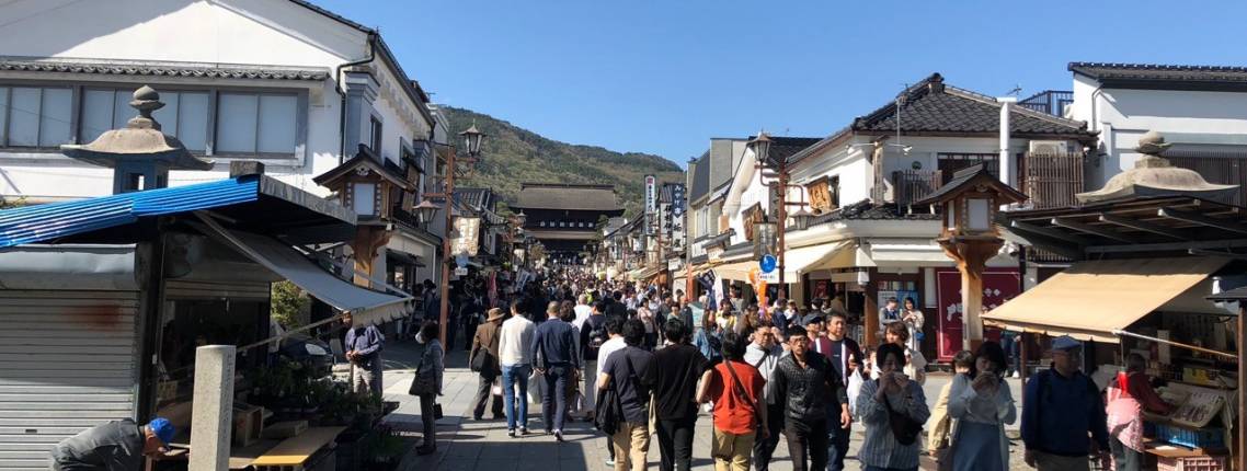 Straße voller Menchen während der Golden Week in Nagano.