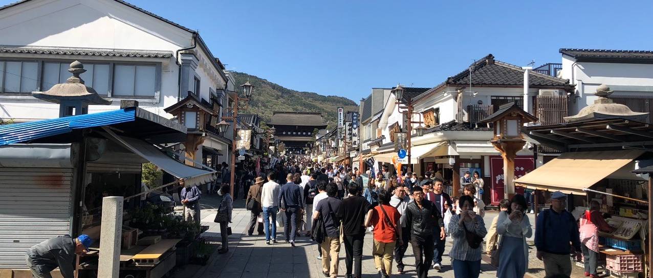 Straße voller Menchen während der Golden Week in Nagano.