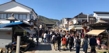 Straße voller Menchen während der Golden Week in Nagano.