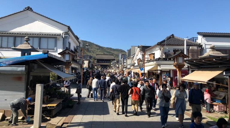 Straße voller Menchen während der Golden Week in Nagano.