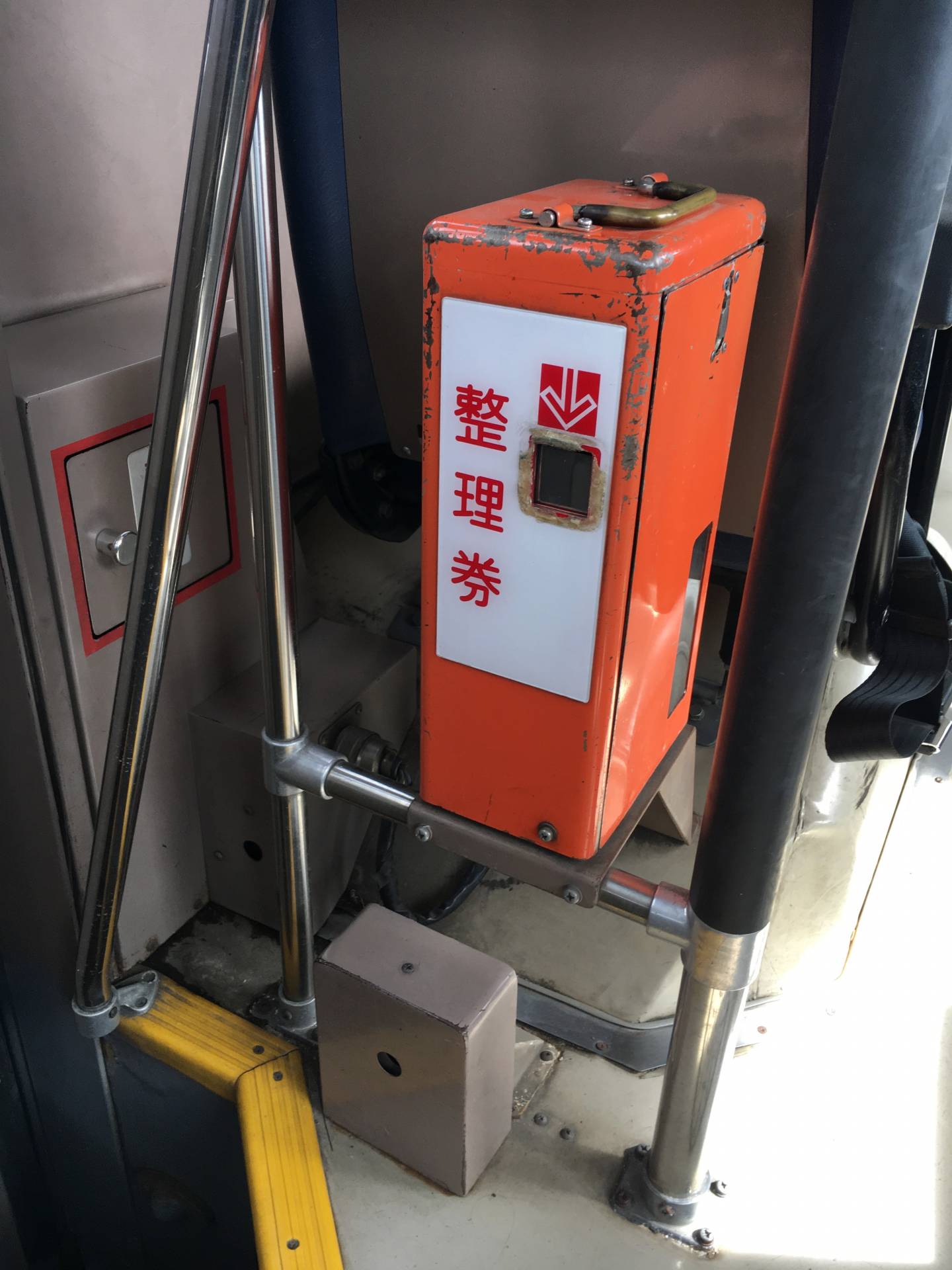 ticketautomat im bus in japan