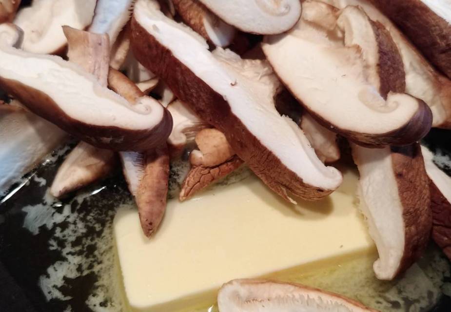Shiitake in Butter anbraten