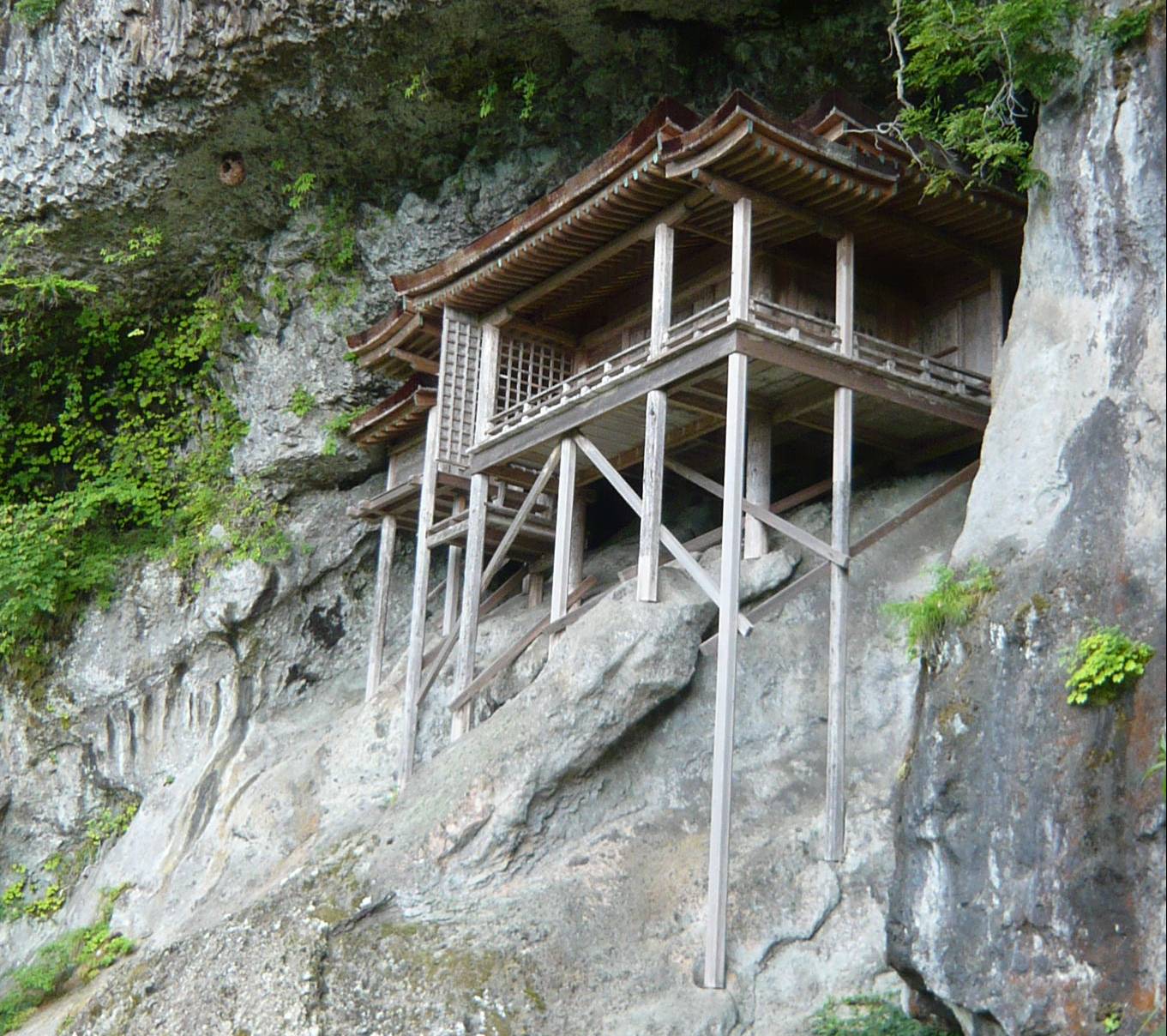 der Tempel Sanbutsu-ji in der Wand des Bergs Mitoku
