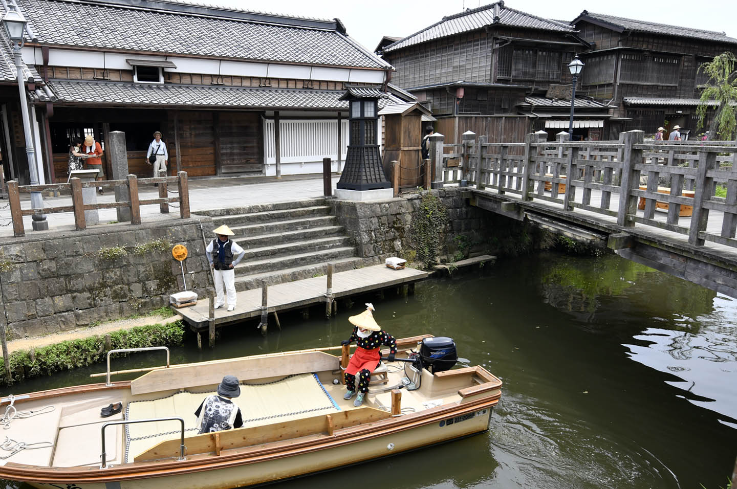 Kanal mit Brücke und Boot in Sawara